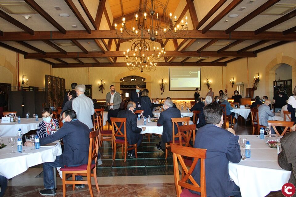 El Ayuntamiento presenta al tejido empresarial el proyecto con el que se postula para acoger el Puerto Seco