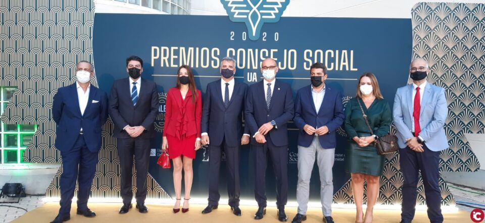 El alcalde entrega el premio a la ONCE en la gala del Consejo Social de la UA