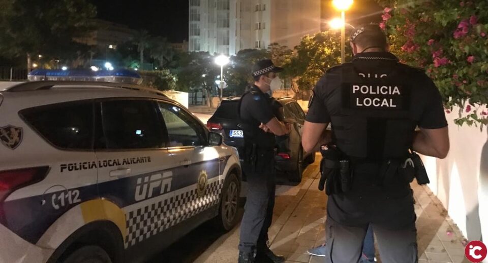 La Policía Local disuelve 6 botellones y denuncia a 53 personas por desobediencia en el uso de la mascarillas