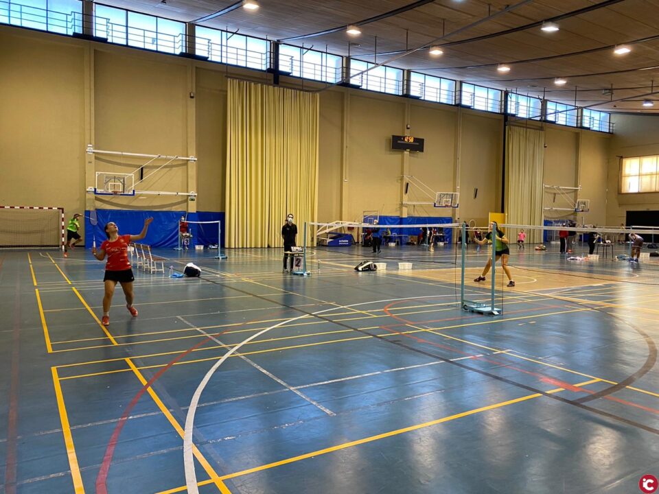 Animado torneo territorial de bádminton en el Polideportivo de El Campello