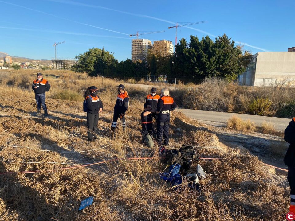 Los voluntarios de Protección Civil se someten a un curso de uso y manejo de utensilios para actuar situaciones de riesgo en montaña
