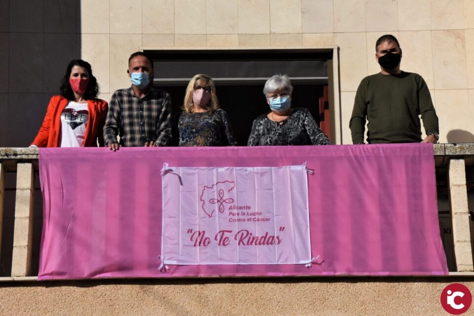 La fachada del ayuntamiento de tiñe de rosa en el Día del Cáncer de Mama
