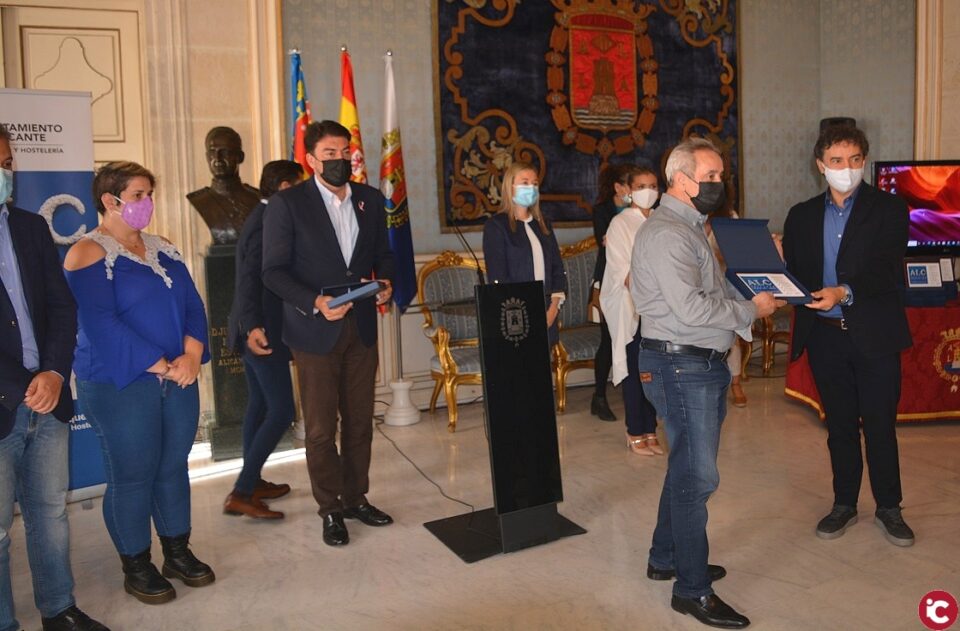 El Ayuntamiento reconoce el trabajo de los restaurante alicantinos con la entrega de 24 distintivos Alicante Ciudad del Arroz