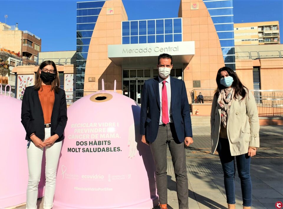 El Ayuntamiento de Elda y Ecovidrio se suman al Día Mundial contra el Cáncer de Mama con la campaña Recicla vidrio con ellas