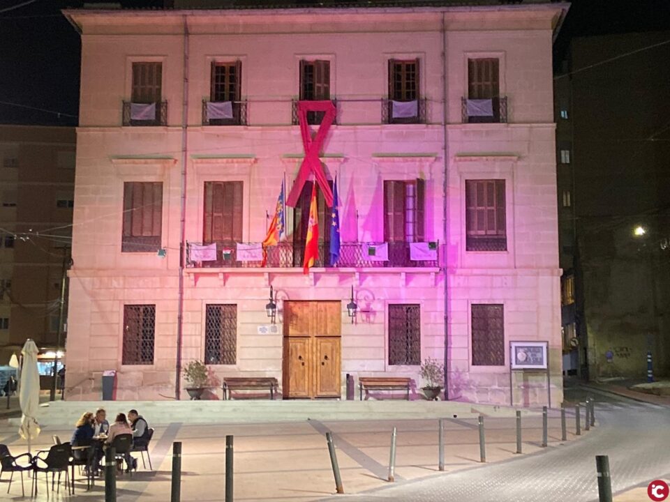 El Ayuntamiento de Monóvar se une al día mundial de la lucha contra el cáncer de mama.