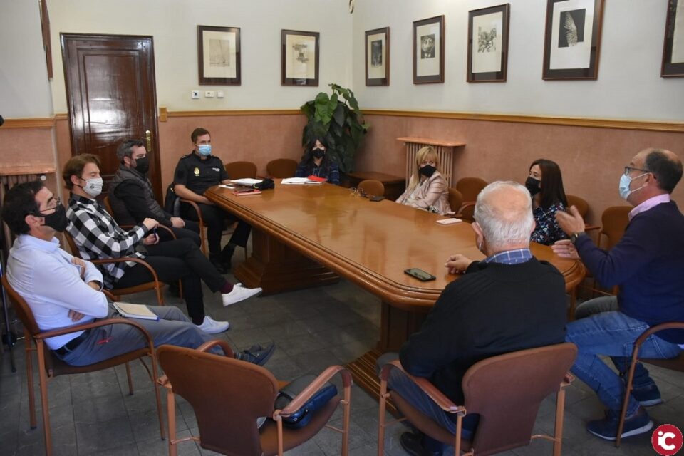 L'Ajuntament es reuneix amb els veïns de Montesol i amb la Policia Nacional