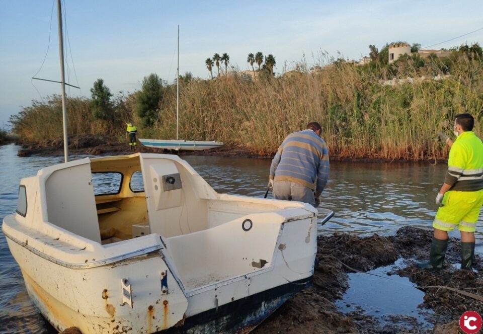 El Campello inicia la recuperación de Cala Baeza con la retirada de tres embarcaciones varadas abandonadas