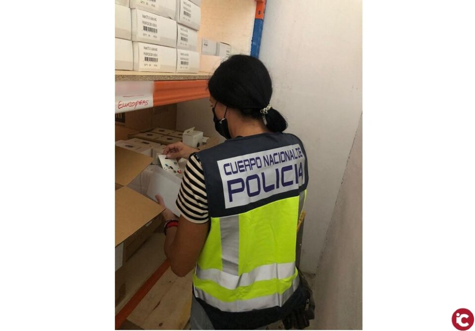 La Policía Nacional desmantela una nave industrial que vendía productos electrónicos falsificados de prestigiosas marcas en páginas web