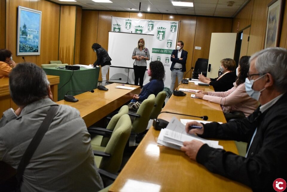 Petrer contrata a 20 desempleados mayores de 30 años a través del programa EMCORP