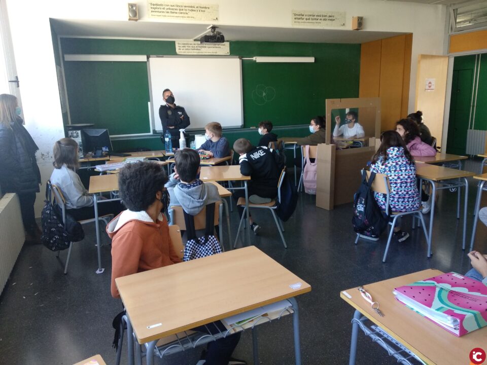 La Policía Local de Ibi imparte charlas a los jóvenes sobre la importancia del correcto uso de la mascarilla