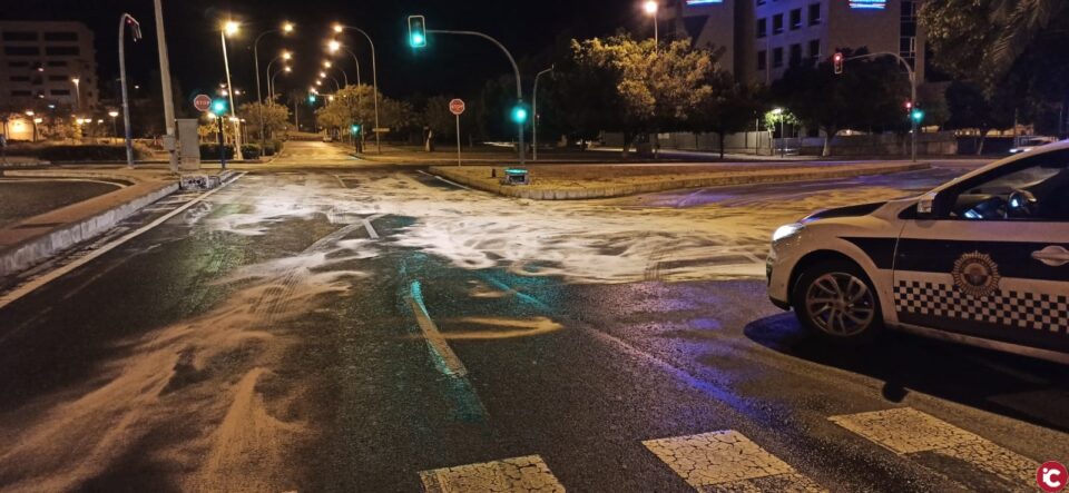 La Policía Local interviene de madrugada un arma simulada a un joven en la playa de San Juan