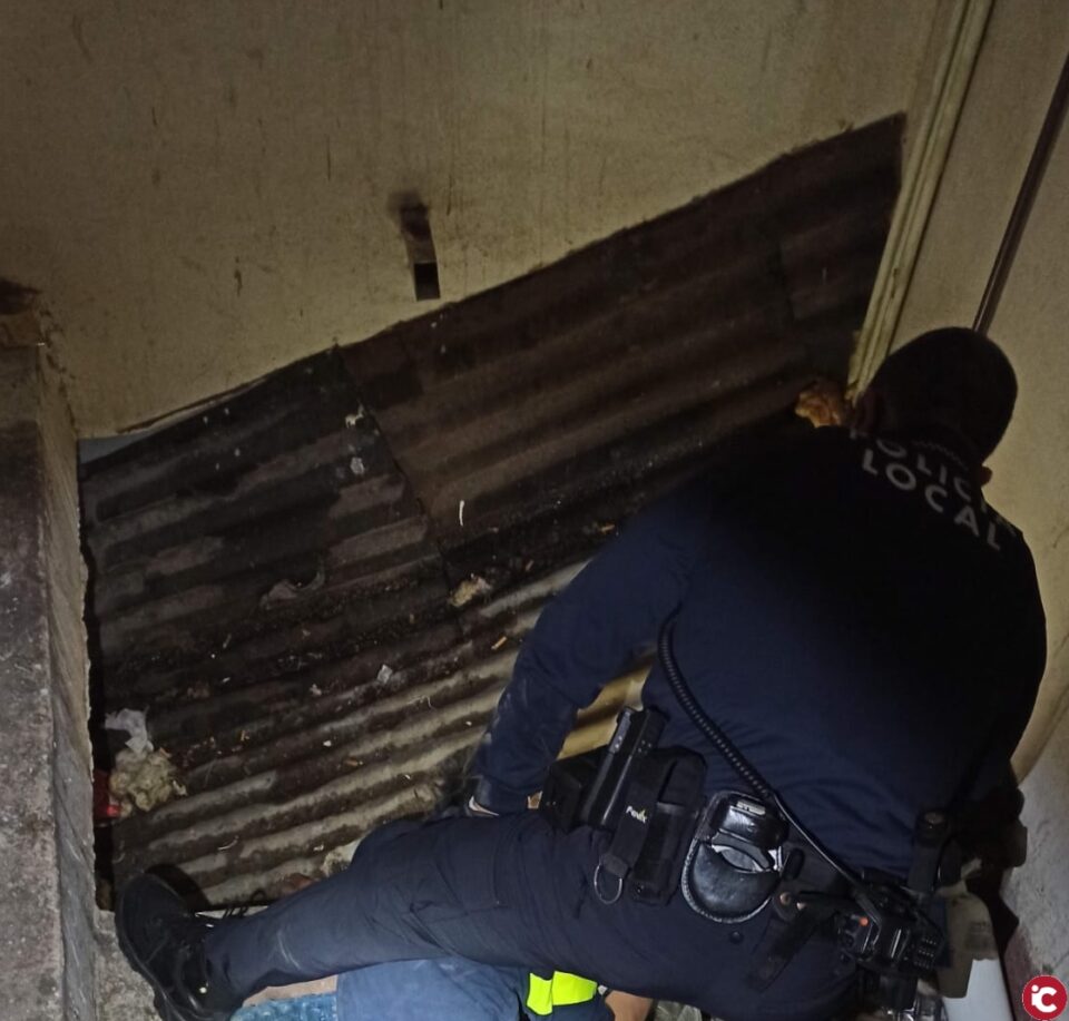 La Policía Local y Bomberos rescatan a una persona herida del interior de un patio en Alicante