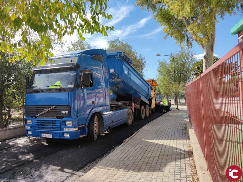 El Ayuntamiento de Elda reasfalta la calle Maestro José Sedano para mejorar el acceso al CEE Miguel de Cervantes