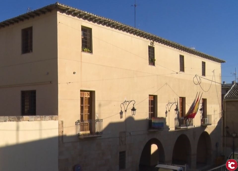 Conocemos la historia del Ayuntamiento de Monforte del Cid en un nuevo programa de "La Brújula"