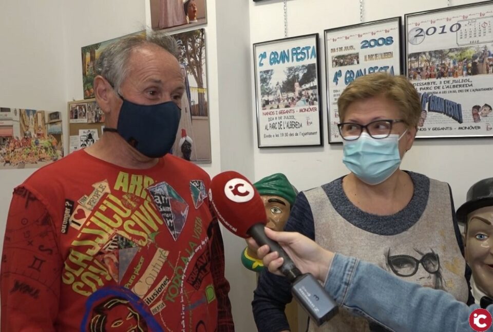 Parlem amb els responsables del nanos i gegants de Monòver