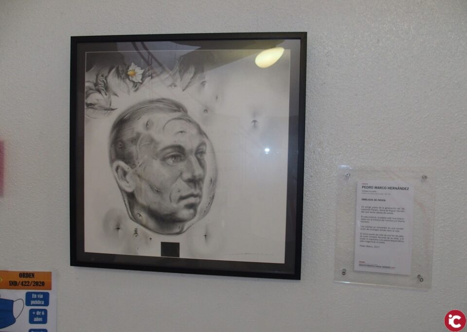 El artista Pedro Marco dona un cuadro de Miguel Hernández a la Biblioteca