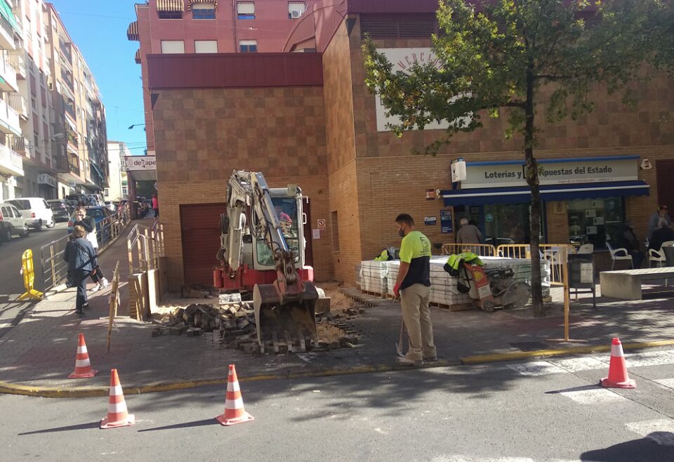 Obras de renovación de adoquines en la salida del parking del Mercado Central