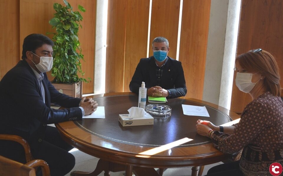 El alcalde Luis Barcala recibe la felicitación de la Cofradía del Cristo del Divino Amor por la colaboración municipal en el traslado de la Virgen de la Soledad La Marinera