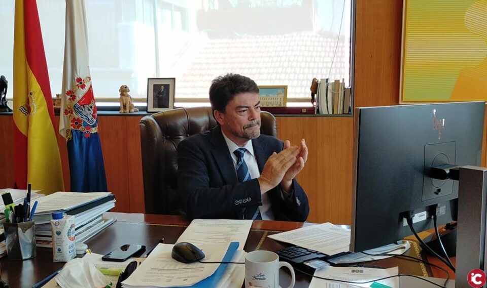 El Pleno del Ayuntamiento de Alicante concede la Medalla de la Ciudad al Pueblo de Alicante por su modélico comportamiento ante el COVID-19