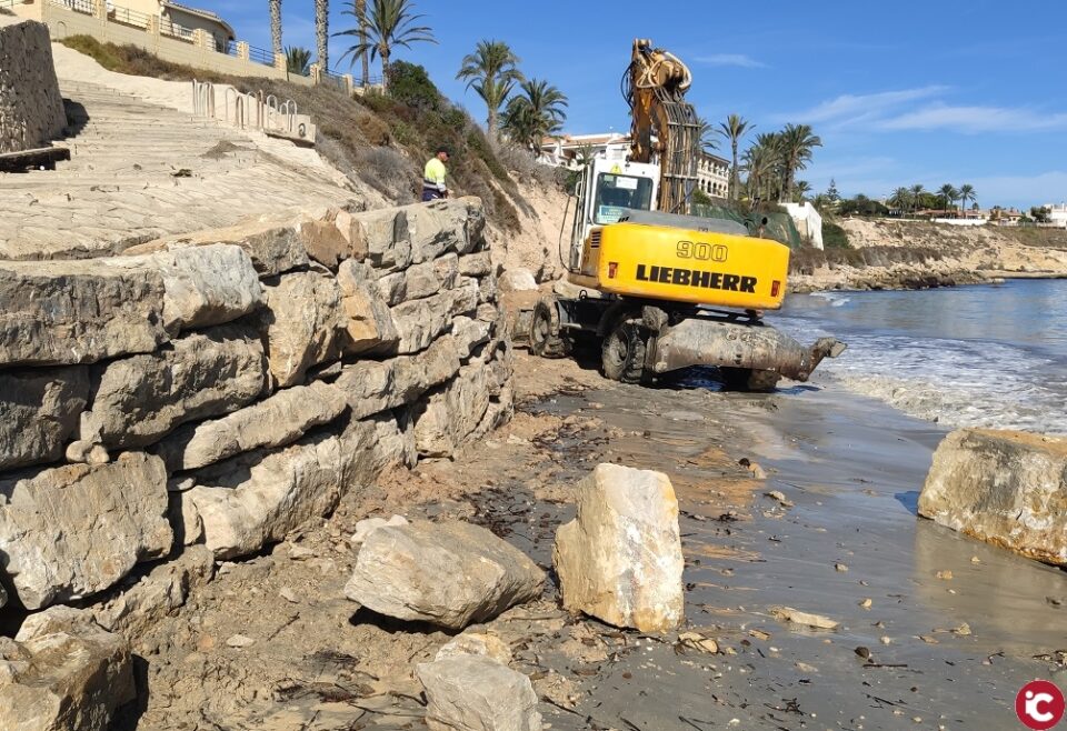 Casi 40.000 en la rehabilitación de infraestructuras en la playa de La Almadraba