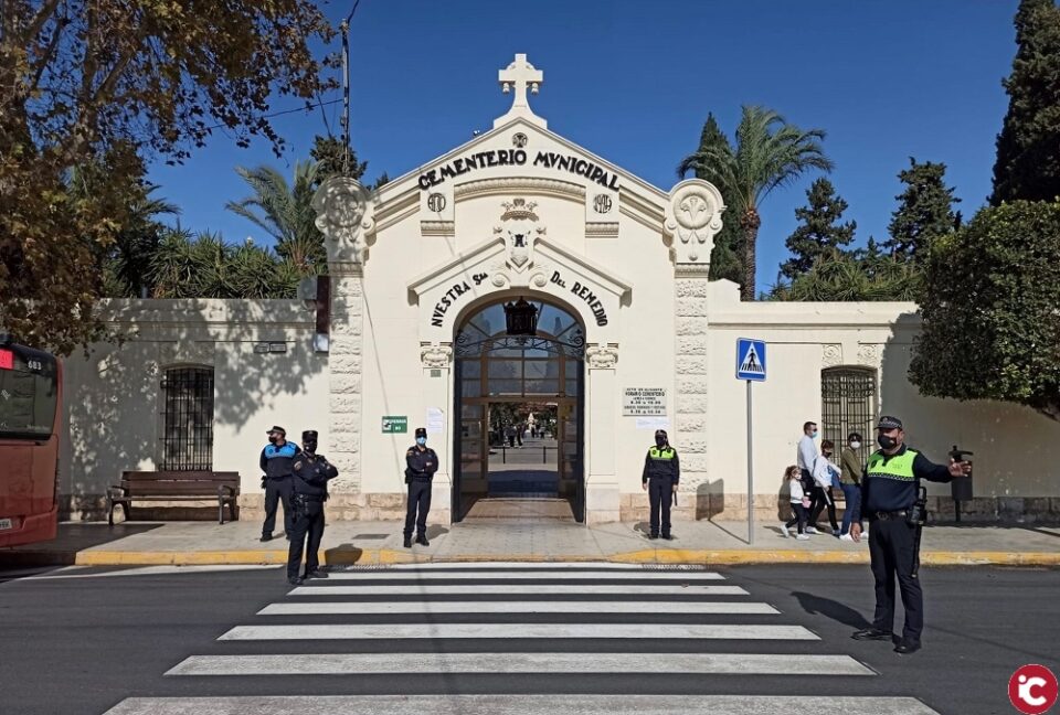 El Cementerio de Alicante duplica sus visitas y recibe a miles de personas de forma escalonada las dos semanas previas al Día de Todos los Santos para evitar aglomeraciones el domingo