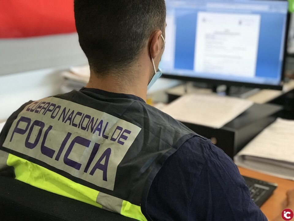 La Policía Nacional ha detenido a un joven por incitar a una menor a desnudarse en una conocida red social de internet