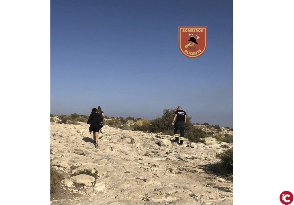 Los bomberos del SPEIS rescatan a dos jóvenes atrapadas en la cima de la Serra Grossa en Alicante