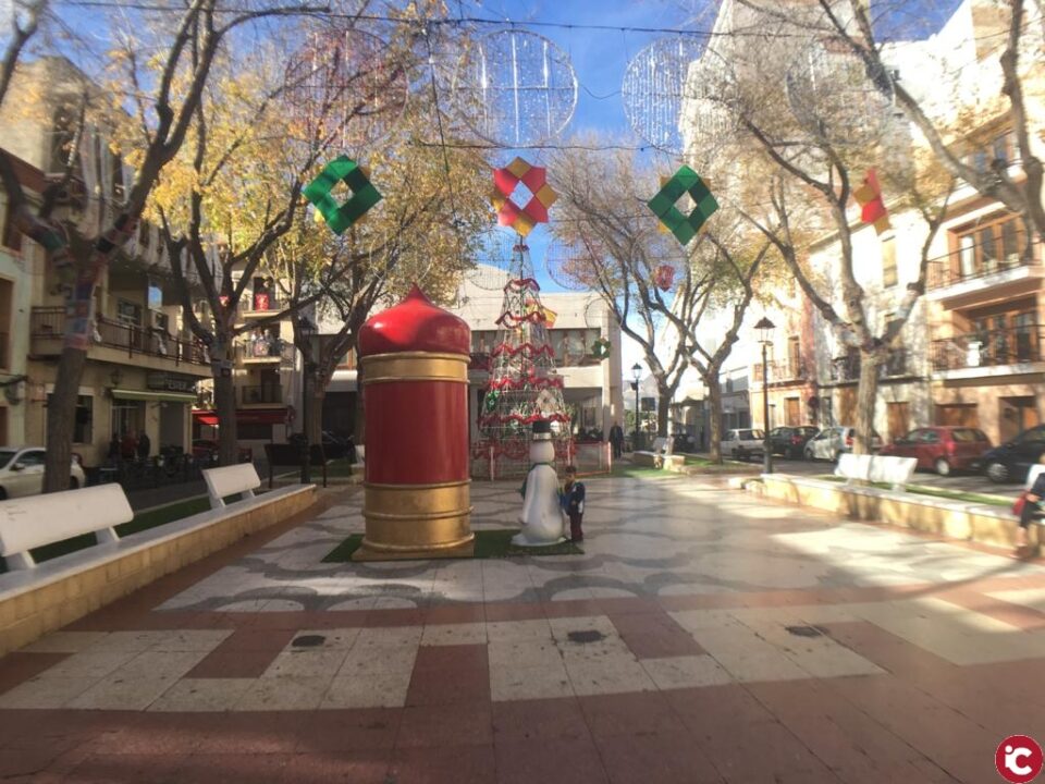 Comienza la instalación del alumbrado navideño con el objetivo de crear una ambientación que sirva de apoyo al comercio local de proximidad