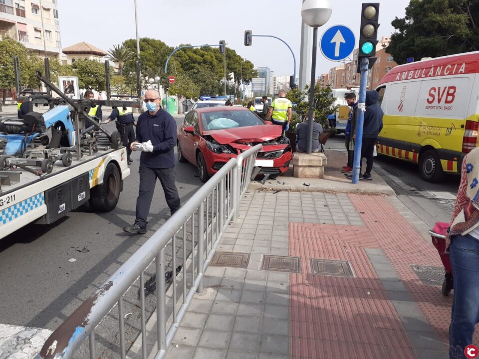 La Policía Local interviene en un aparatoso accidente en la Gran Vía con dos heridos