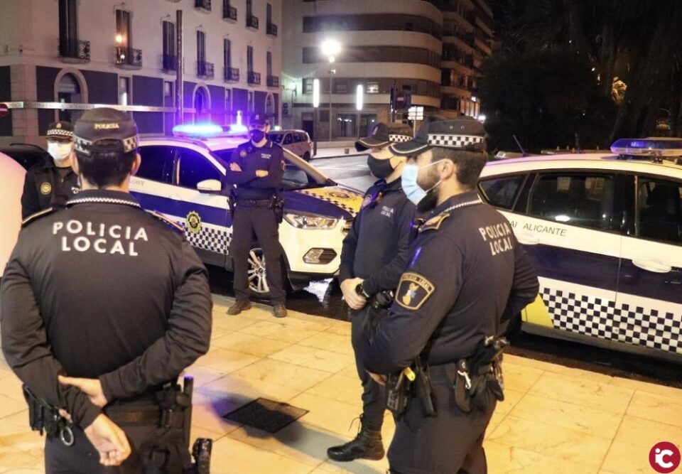 La Policía Local detiene a tres jóvenes por un presunto delito de hurto de un teléfono de alta gama en Alicante