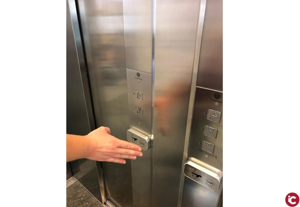El Ayuntamiento instala un sistema de prevención del coronavirus en los ascensores municipales