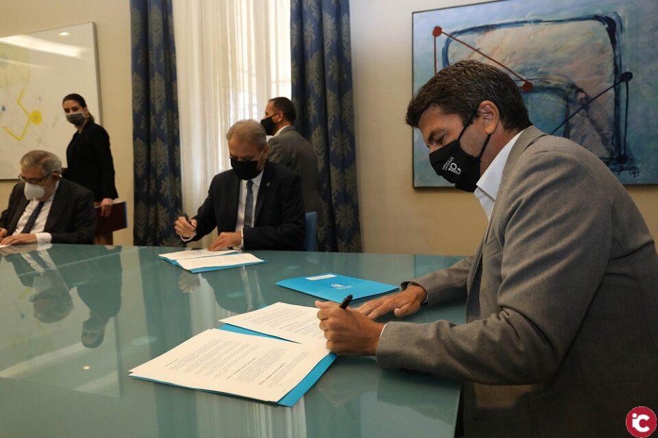 El presidente firma el convenio de colaboración con los rectores de la UA