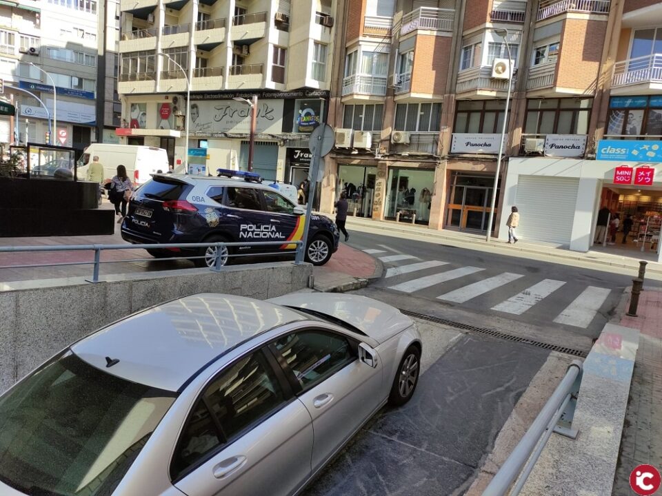 Un agente de la Policía Nacional fuera de servicio detiene a un individuo