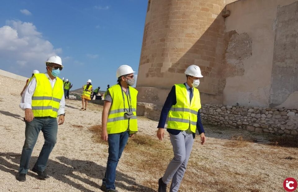 El Ayuntamiento de Elda adjudica las obras de restauración de la Puerta del Antemural del Castillo