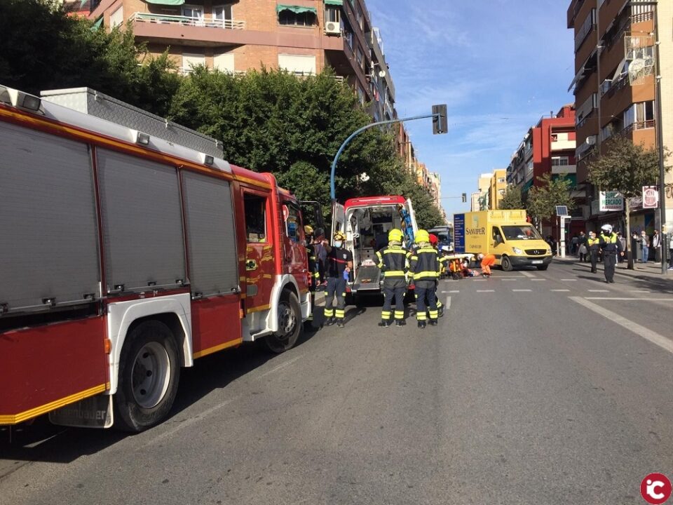 La Policía Local investiga un atropello de un ciclista a un peatón en la avenida de Novelda con dos heridos
