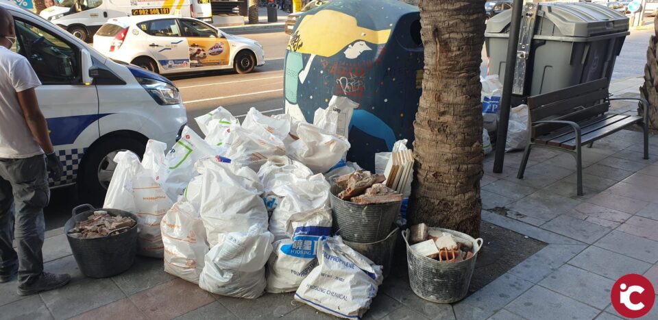 El Servicio de Limpieza Viaria y la Unidad Fox de la Policía Local sancionan más de diez infracciones diarias por depósitos irregulares de residuos en la vía pública