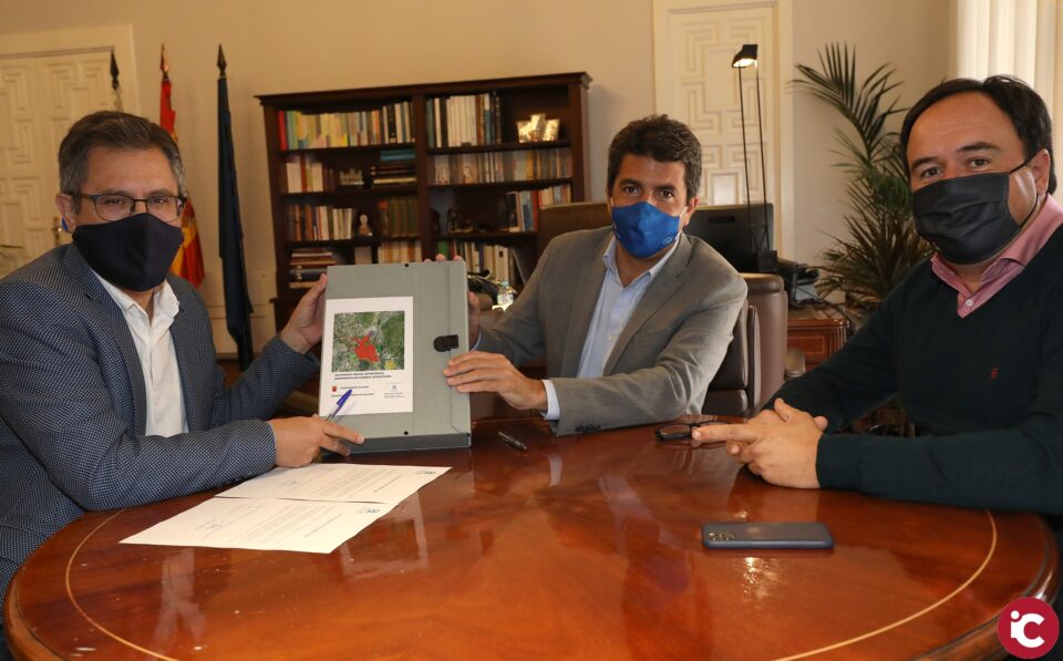 La Diputación entrega a Sella y Agost el documento inicial de sus futuros Planes Generales