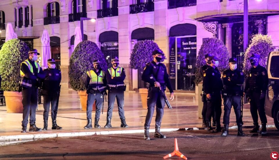 La Policía Local y Nacional disuelven un botellón con un grupo de más de cuarenta personas celebrando una pedida de mano en Alicante