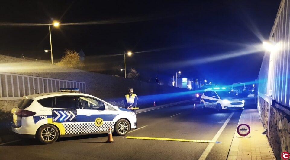 La Policía Local detiene de madrugada a una persona con un cuchillo de grandes dimensiones y una orden de prohibición de tenencia de armas que presentaba lesiones en Alicante