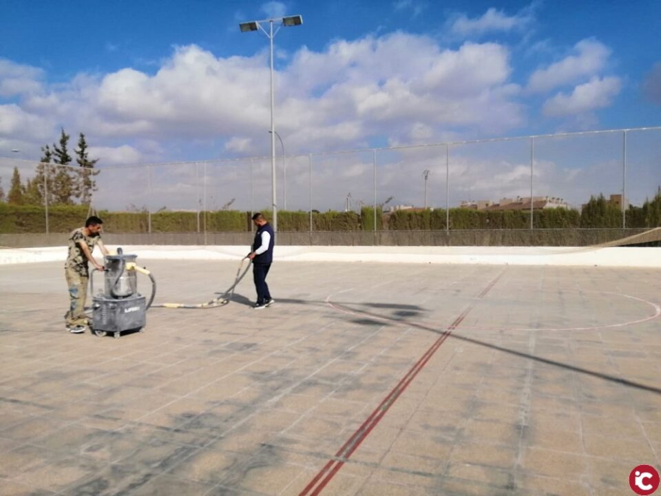Las obras para mejorar la pista de hockey y fútbol sala del CEIP La Huerta ya están en marcha