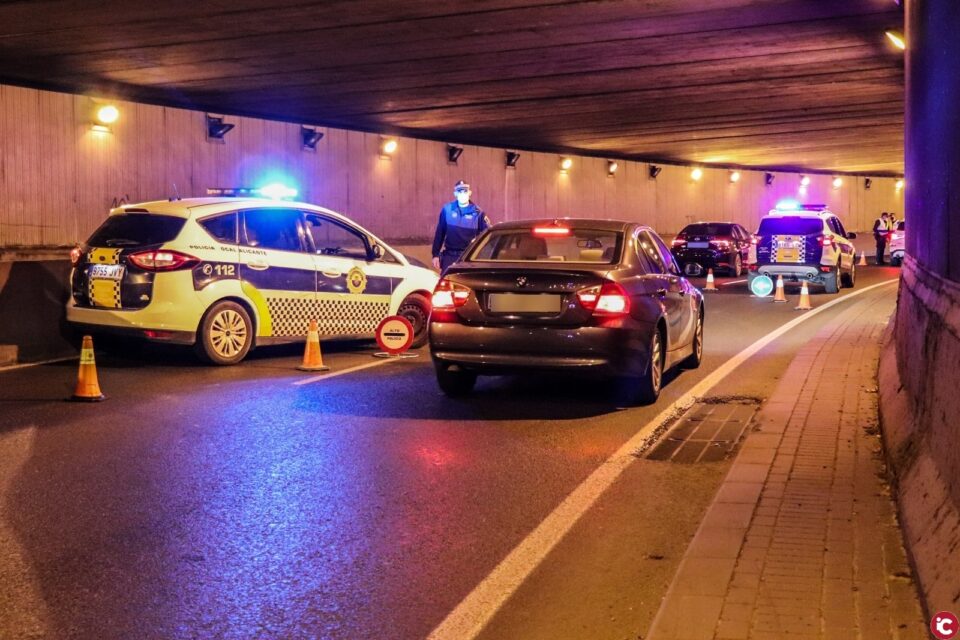 La Policía Local interpone 17 denuncias esta noche por desobediencia del estado de alarma en el dispositivo anti Covid en Alicante