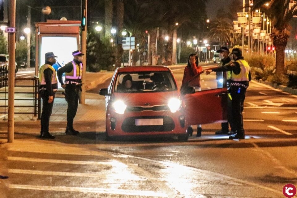 La Policía Local disuelve un botellón y denuncia a medio centenar de personas esta noche en el dispositivo de seguridad para hacer frente al Covid