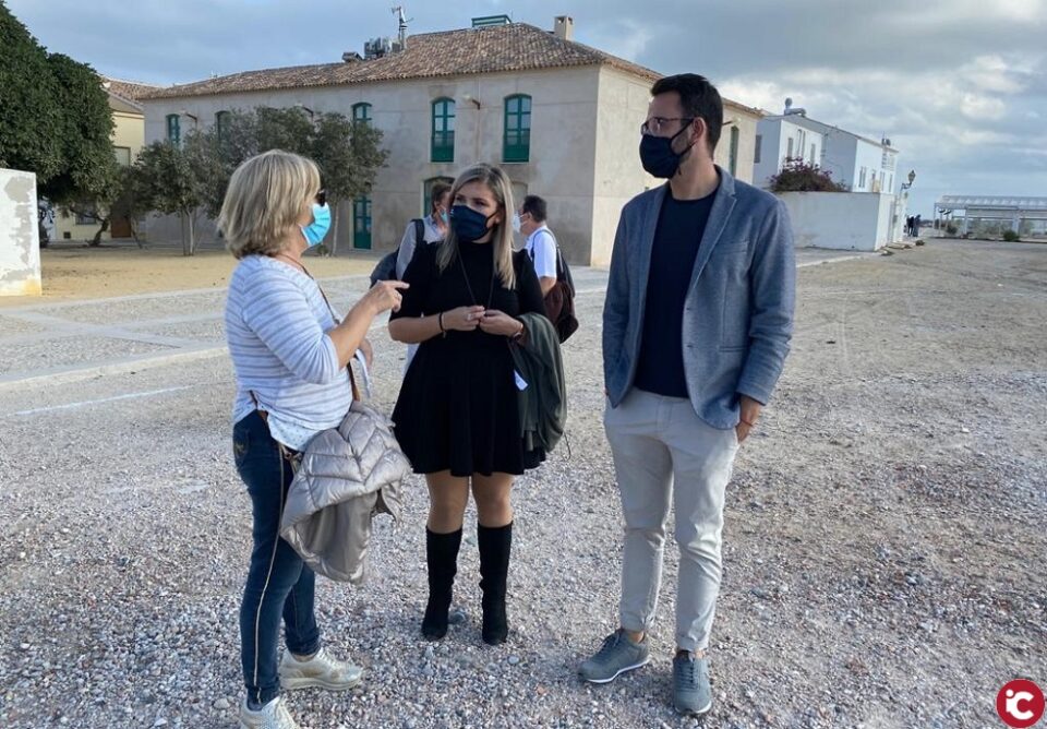 La vicealcaldesa y el concejal de Urbanismo visitan la reforma del Consultorio Médico de Tabarca y anuncian ayudas para los isleños