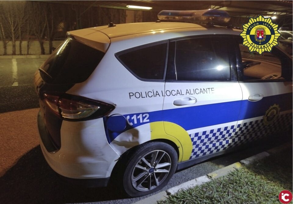 La Policía Local detiene a una persona por un delito de atentado a la autoridad y lesiones a dos agentes al intentar darse a la fuga en un patrulla policial en Alicante