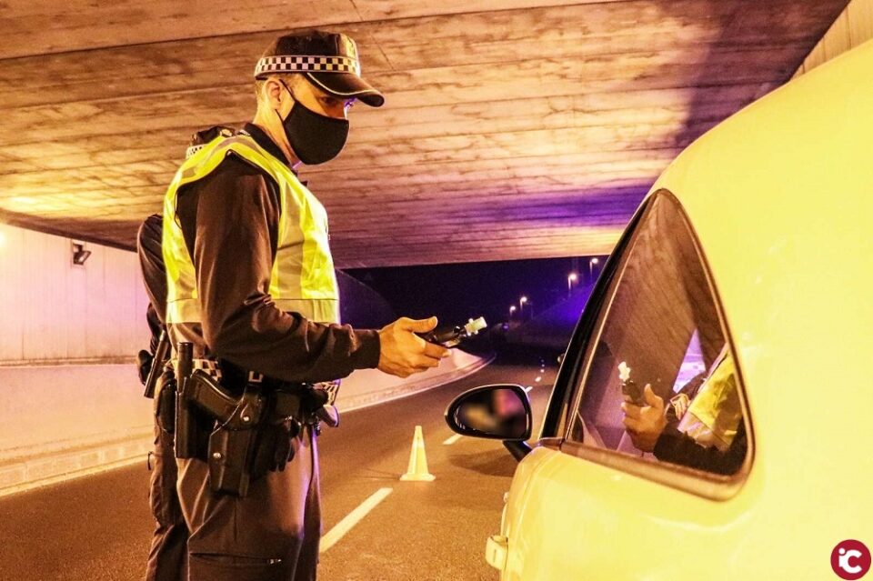 ​La Policía Local disuelve cinco fiestas y cierra el dispositivo nocturno con 38 denuncias por incumplir el estado de alarma en Alicante