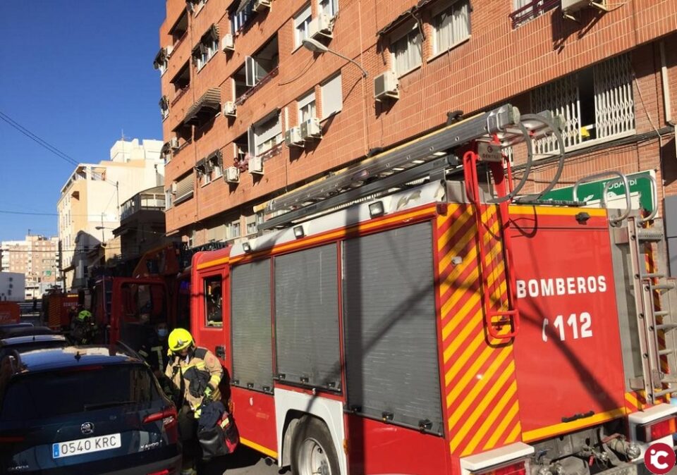 Los bomberos del SPEIS extinguen un incendio infraventilado de carácter eléctrico originado en un ático de Alicante