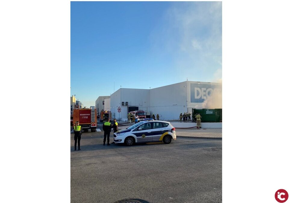 Los Bomberos del SPEIS y el Consorcio de la Diputación extinguen un incendio originado en un compactadora de cartón en una tienda de deportes de Alicante