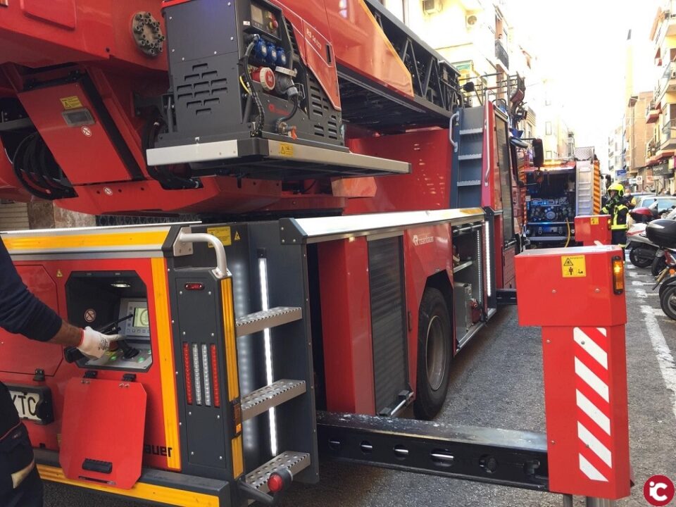 Los Bomberos del SPEIS extinguen un incendio eléctrico en vivienda con dos heridas leves por inhalación de humo en Alicante