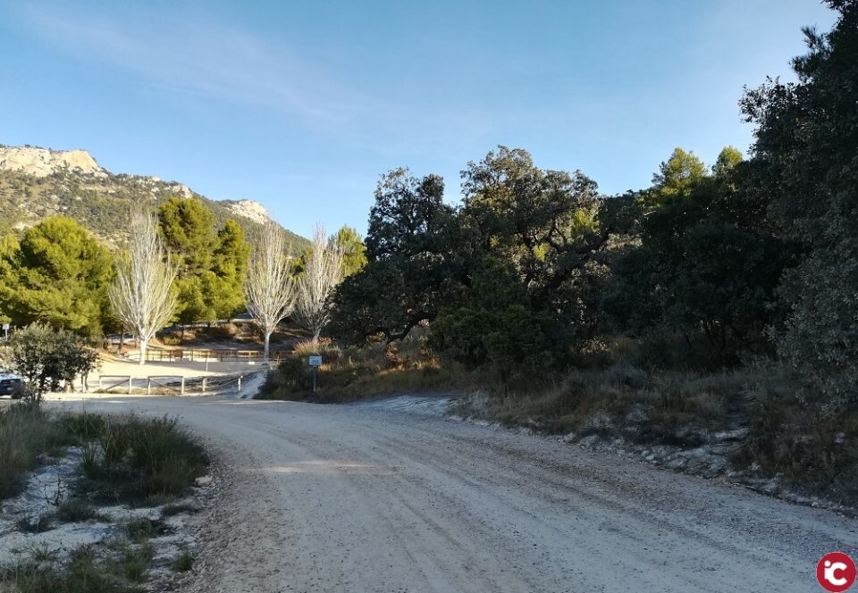 La masificación de visitantes y de coches provoca el cierre del camino de Catí a Catxuli
