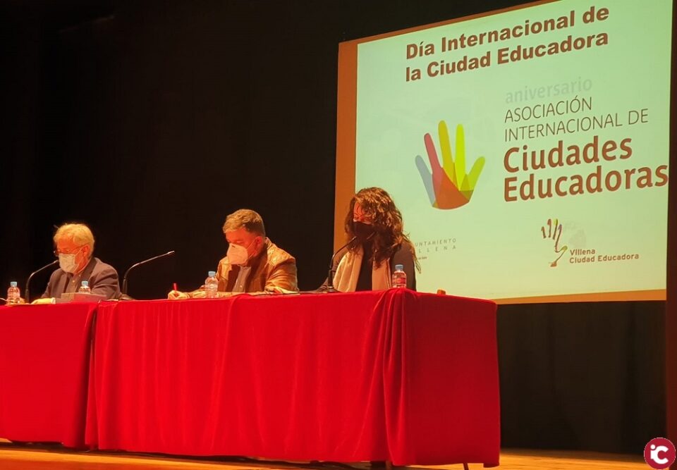 El Ayuntamiento entrega los diplomas a los docentes jubilados y a los alumnos con mejores expedientes académicos con motivo del día de la Ciudad Educadora